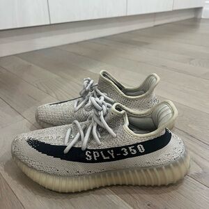 Yeezy Boost 350 V2 Sneakers